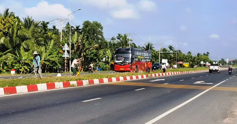 Phương tiện lưu thông trên một đoạn tuyến Quốc lộ 1. (Ảnh: Việt Hùng/Vietnam+)
