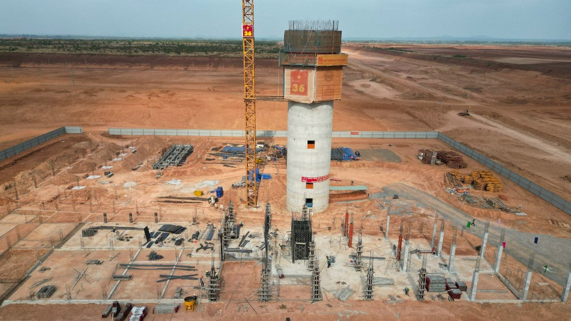 Tháp điều hành không lưu tại Sân bay Quốc tế có chiều cao 123m đang được thi công vượt tiến độ so với kế hoạch đề ra. (Ảnh: PV/Vietnam+)