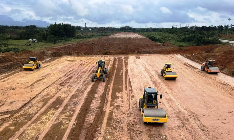 Nhà thầu thi công Dự án đường bộ Cao tốc đoạn Cần Thơ-Cà Mau. (Ảnh: Việt Hùng/Vietnam+)