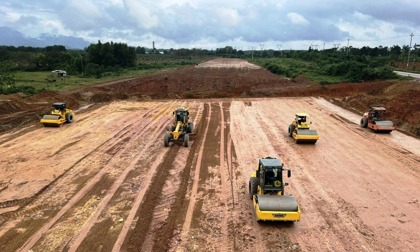 Nhà thầu thi công Dự án đường bộ Cao tốc đoạn Cần Thơ-Cà Mau. (Ảnh: Việt Hùng/Vietnam+)