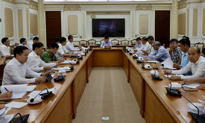 Thường trực Ban Chỉ đạo phòng chống dịch COVID-19 TP. Hồ Chí Minh họp với các sở, ngành, quận, huyện khẩn trương truy vết các trường hợp tiếp xúc liên quan đến hai bệnh nhân 1451 và 1440. (Ảnh: Anh Tuấn/TTXVN)