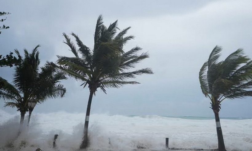 Sóng lớn và gió mạnh khi bão Beryl quét qua Hastings, Barbados, ngày 1/7/2024. (Ảnh: AP/TTXVN)