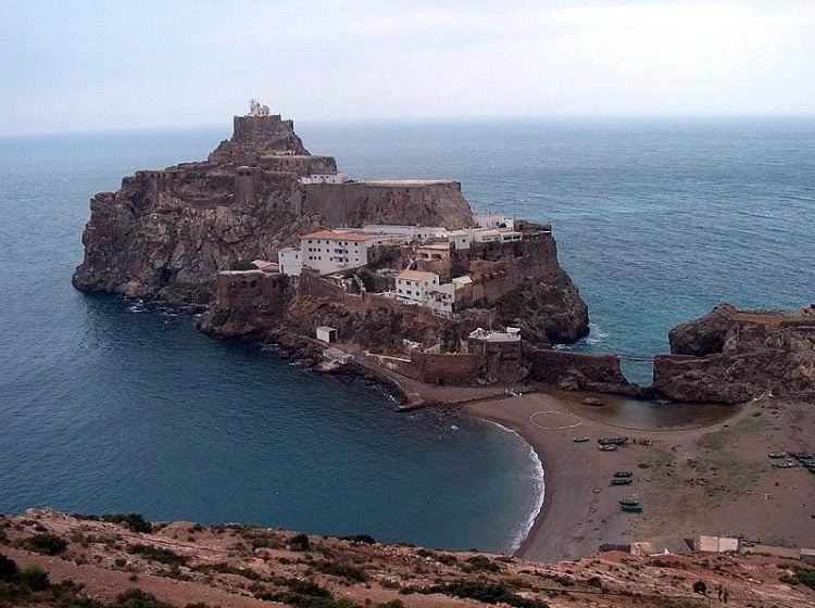 Với chiều dài chỉ 85m, Penon de Velez de la Gomera là biên giới nhỏ nhất thế giới. (Nguồn: odditycentral)