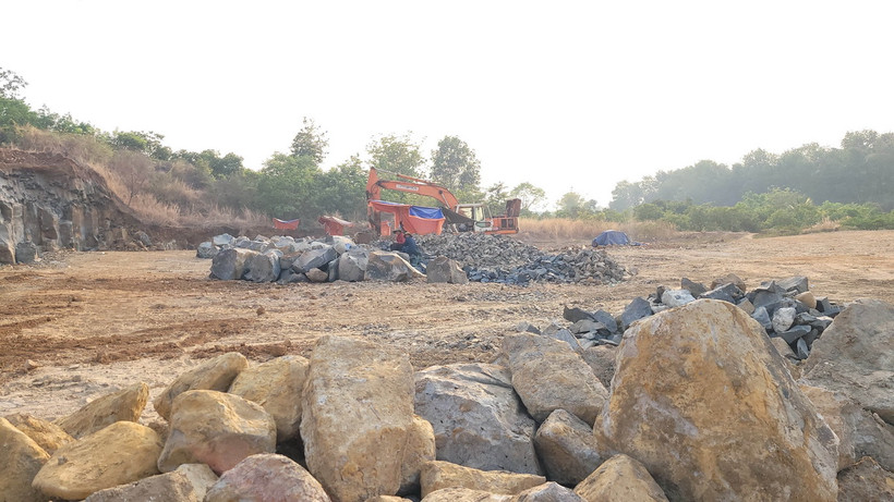 Hiện trường hoạt động khai thác đá trái phép diễn ra tại khu vực suối Ia Dom thuộc thôn Mook Trêl, xã Ia Dom, huyện Đức Cơ, tỉnh Gia Lai. (Ảnh: Hoài Nam/TTXVN)