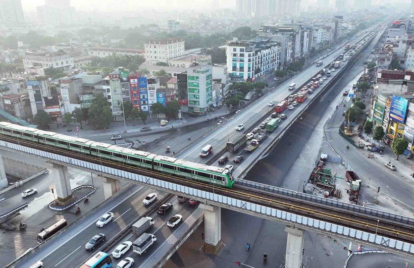 Ùn tắc kéo dài tại tuyến đường Vành đai 3 trên cao hướng ra khỏi Thủ đô. (Ảnh: Phạm Kiên/TTXVN)