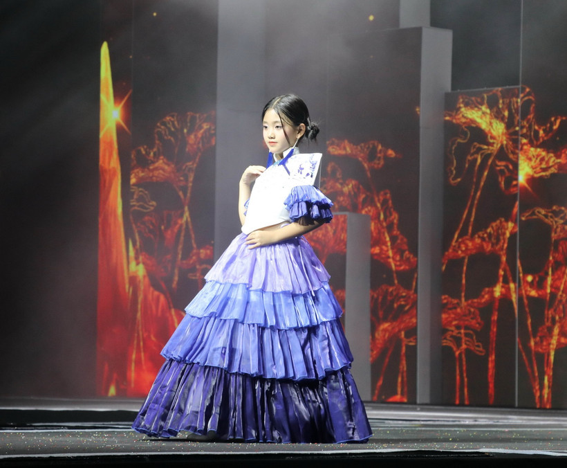 Trình diễn bộ sưu tập “Mây họa ánh trăng” của nhà thiết kế Thạch Linh. (Ảnh: Thùy Dung/TTXVN)