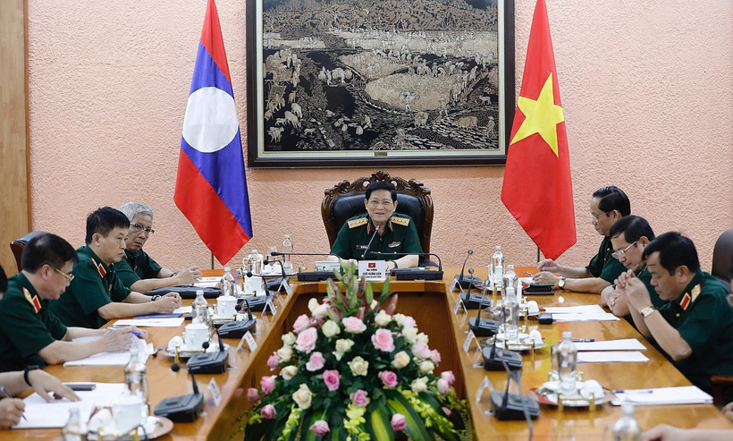 Đại tướng Ngô Xuân Lịch, Bộ trưởng Bộ Quốc phòng điện đàm với Đại tướng Chansamone Chanyalath, Bộ trưởng Quốc phòng Lào. (Ảnh: Dương Giang/TTXVN)