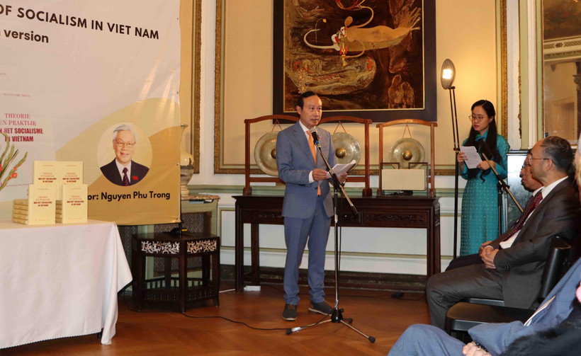 Ông Nguyễn Văn Thảo, Đại sứ Việt Nam tại Bỉ,Trưởng Phái đoàn Việt Nam bên cạnh EU, phát biểu khai mạc lễ ra mắt sách. (Ảnh: Hương Giang/TTXVN)