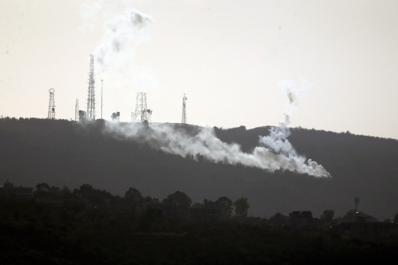 Khói bốc lên tại Naqoura, miền Nam Liban sau vụ tấn công của Israel ngày 10/11/2023. (Ảnh: THX/TTXVN)