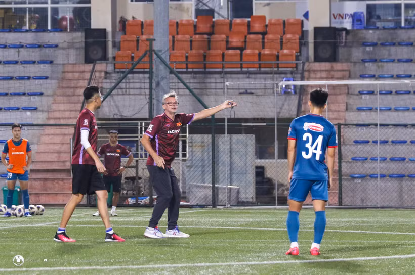 HLV Philippe Troussier đang hoàn thiện bước chuẩn bị cuối cùng cho Đội tuyển Việt Nam. (Nguồn: VFF)
