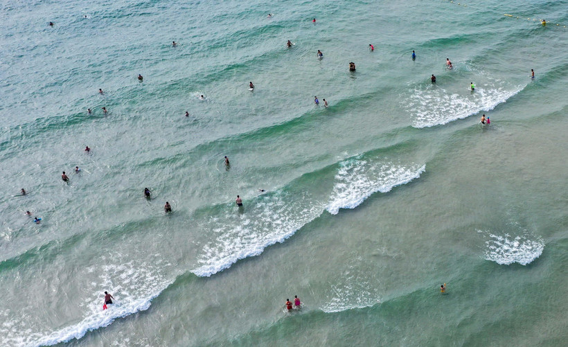 Người dân Đà Nẵng sẽ được phép tắm biển từ 4 giờ 30 đến không quá 6 giờ 30 hàng ngày. (Ảnh: Trần Lê Lâm/TTXVN)