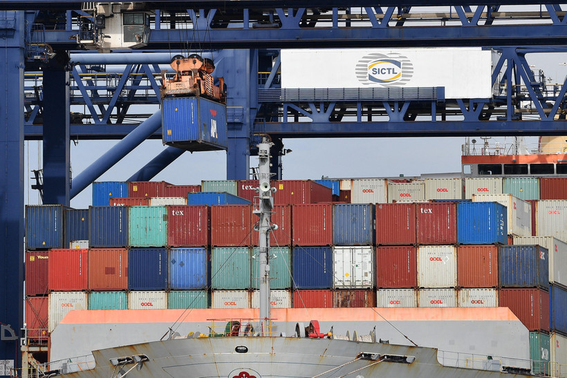 Bốc dỡ container hàng hóa tại cảng Botany ở Sydney, Australia. (Ảnh: AFP/TTXVN)