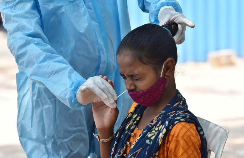 Nhân viên y tế lấy mẫu xét nghiệm COVID-19 cho người dân tại Hyderabad, Ấn Độ, ngày 11/5/2021. (Ảnh: THX/TTXVN)