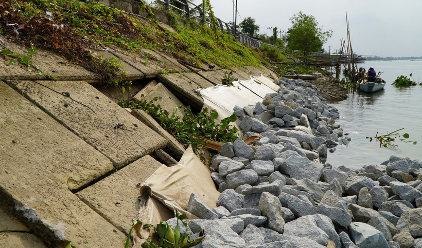 Đoạn sụp lún của bờ kè Mỹ An Hưng B được khắc phục tạm thời. (Ảnh: Nhựt An/ TTXVN)