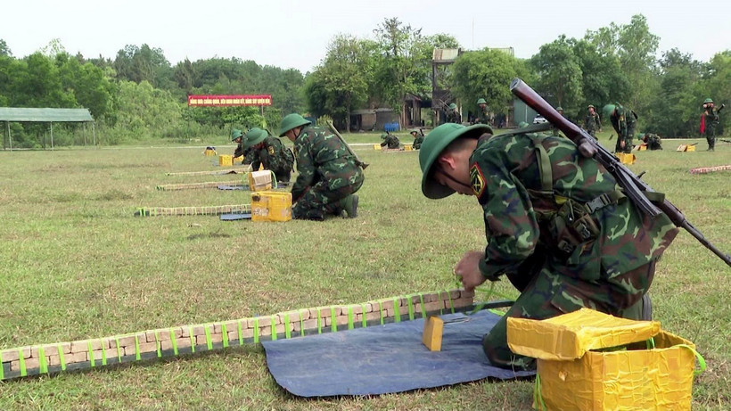 Các tân binh Tiểu đoàn 42 thực hành bài huấn luyện đánh thuốc nổ. (Ảnh: TTXVN phát)