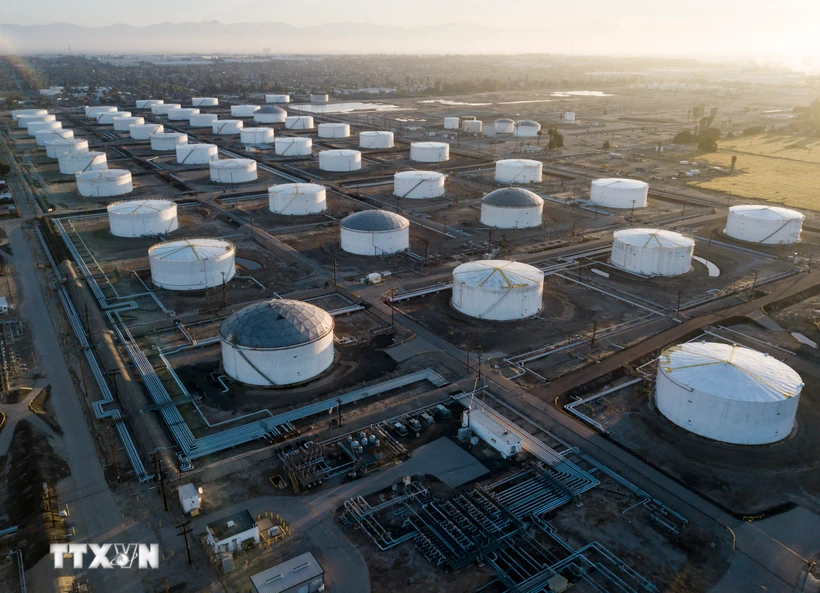 Kho dự trữ dầu thô ở Carson, California, Mỹ. (Ảnh: AFP/TTXVN)