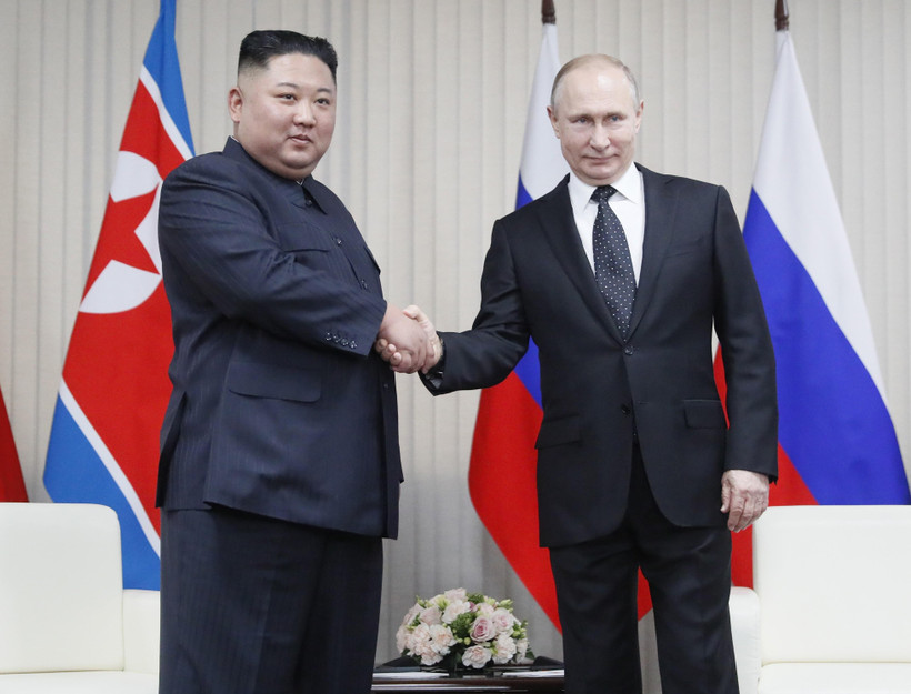 Tổng thống Nga Vladimir Putin (phải) và nhà lãnh đạo Triều Tiên Kim Jong-un trong cuộc gặp tại Trường Đại học Liên bang Viễn Đông ở đảo Rusky thuộc Vladivostok ngày 25/4/2019. (Ảnh: AFP/TTXVN)