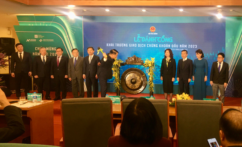 Thứ trưởng Nguyễn Đức Chi đánh cồng Khai trương giao dịch chứng khoán đầu năm 2023 tại Sở giao dịch Chứng khoán Hà Nội ngày 1/3. (Ảnh: Vietnam+)
