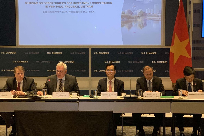 Chủ tịch Ủy ban Nhân dân tỉnh Vĩnh Phúc dẫn đầu phái đoàn Việt Nam thảo luận với Phó Chủ tịch Phòng Thương Mại Mỹ Charles Freeman và các đại biểu khác từ phía Mỹ. (Ảnh: Bùi Đại Thắng/TTXVN)
