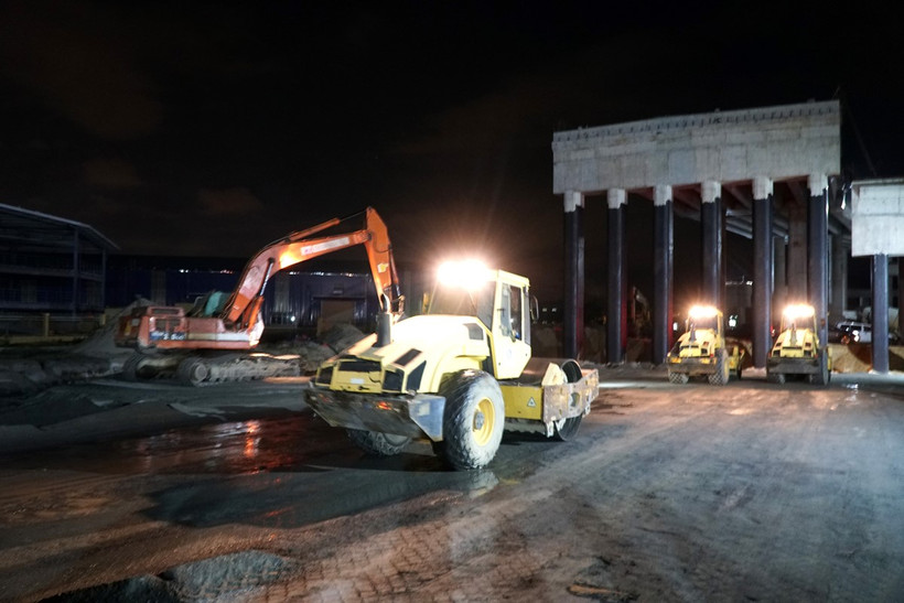 Dự án Đường ven biển nối cảng Liên Chiểu được các nhà thầu tổ chức thi công ngày đêm để đẩy nhanh tiến độ. (Ảnh: Quốc Dũng/TTXVN)