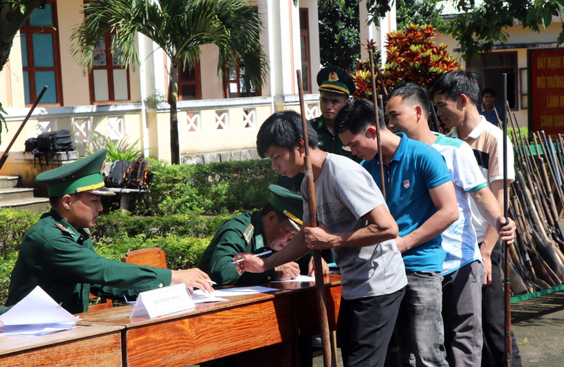 Người dân tự nguyện giao nộp vũ khí tại đồn Biên phòng Ia Đal, tỉnh Kon Tum. (Ảnh: Cao Nguyên/TTXVN)