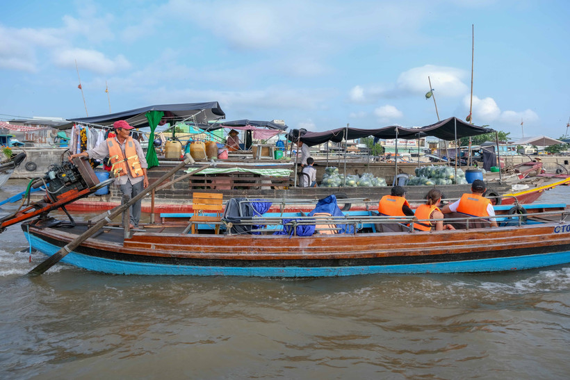 Thuyền chở khách du lịch tham quan chợ nổi Cái Răng. (Ảnh: Thanh Liêm/TTXVN)