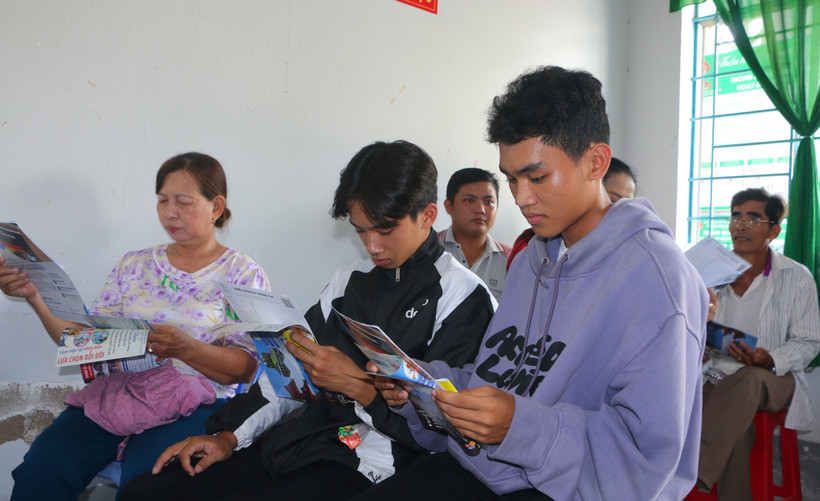 Thanh niên vùng dân tộc thiểu số Sóc Trăng tìm hiểu thông tin về xuất khẩu lao động. (Ảnh: Tuấn Phi/ TTXVN)