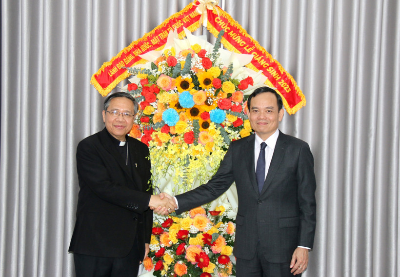 Phó Thủ tướng Trần Lưu Quang chúc mừng Giáng sinh Giám mục Giáo phận Phan Thiết Giuse Đỗ Mạnh Hùng. (Ảnh: Nguyễn Thanh/TTXVN)