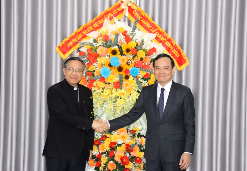 Phó Thủ tướng Trần Lưu Quang chúc mừng Giáng sinh Giám mục Giáo phận Phan Thiết Giuse Đỗ Mạnh Hùng. (Ảnh: Nguyễn Thanh/TTXVN)