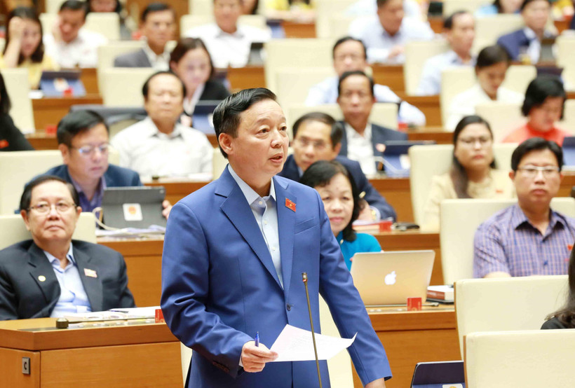 Bộ trưởng Bộ Tài nguyên và Môi trường Trần Hồng Hà giải trình làm rõ ý kiến đại biểu Quốc hội. (Ảnh: Phương Hoa - TTXVN)