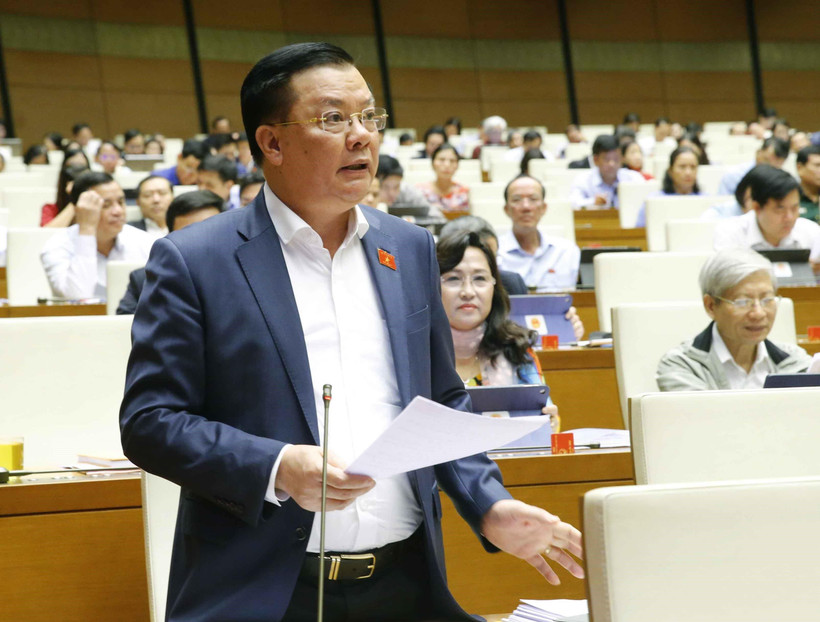 Bộ trưởng Bộ Tài chính Đinh Tiến Dũng trả lời chất vấn của các đại biểu Quốc hội. (Ảnh: Doãn Tấn/TTXVN)