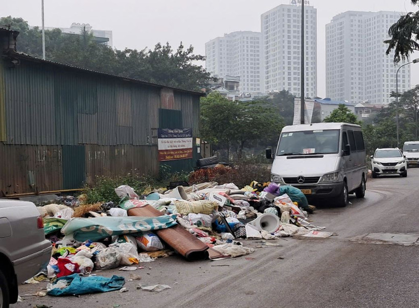 Đống rác ngổn ngang nằm "chình ình" suốt nhiều ngày qua tại phường Đại Kim, quận Hoàng Mai. (Ảnh: Hùng Võ/Vietnam+)