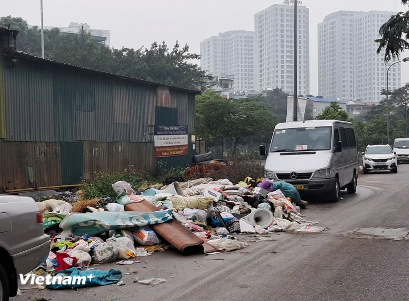 Đống rác ngổn ngang nằm "chình ình" suốt nhiều ngày qua tại phường Đại Kim, quận Hoàng Mai. (Ảnh: Hùng Võ/Vietnam+)