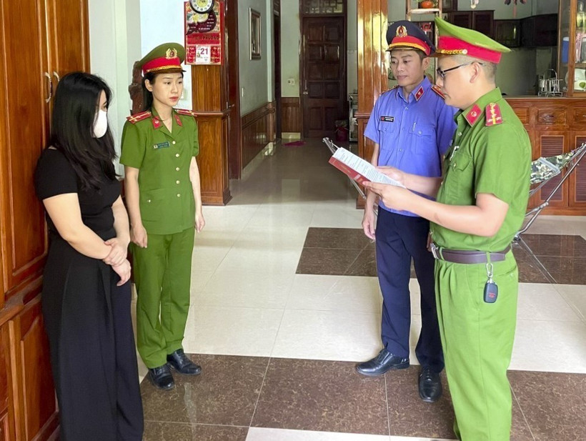 Tống đạt các quyết định khởi tố vụ án, khởi tố bị can và lệnh khám xét đối với T.T.N. (Ảnh: TTXVN phát)