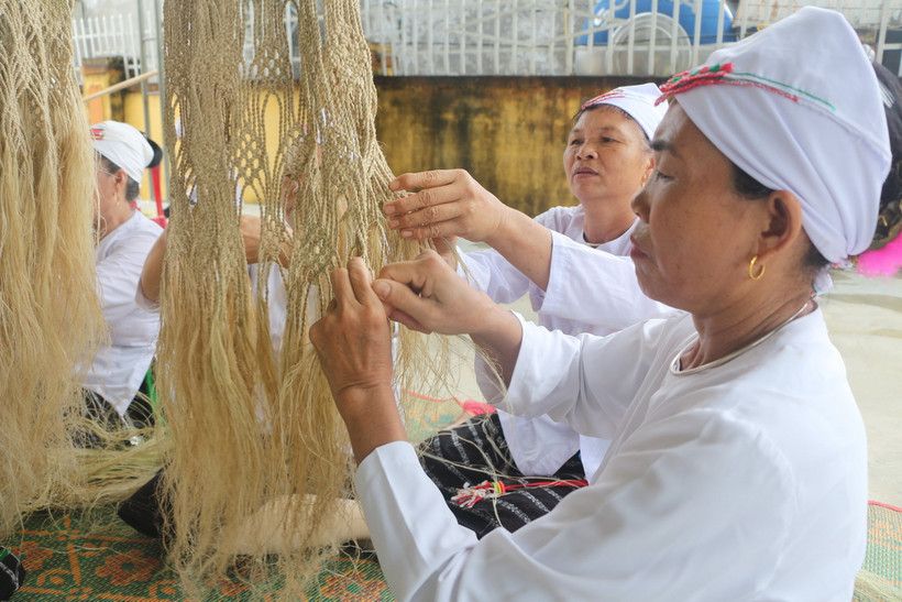 Phụ nữ dân tộc Thổ đan võng gai. (Ảnh: Bích Huệ/TTXVN)