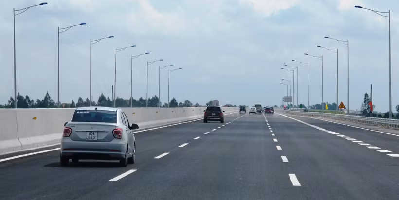 Phương tiện lưu thông trên một tuyến cao tốc đưa vào khai thác. (Ảnh: Việt Hùng/Vietnam+)
