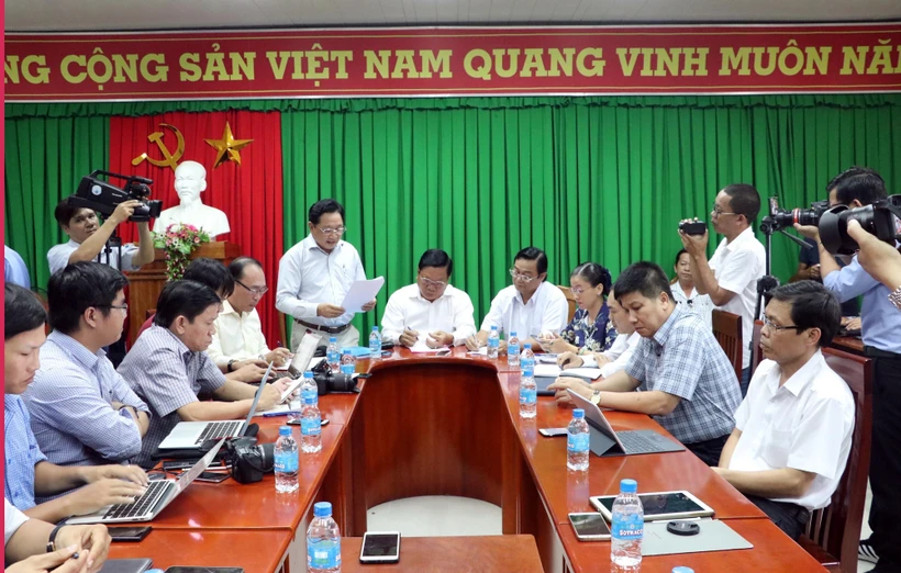 Đông đảo phóng viên các cơ quan thông tấn, báo chí đến đưa tin buổi họp báo. (Ảnh: Trung Hiếu/TTXVN)