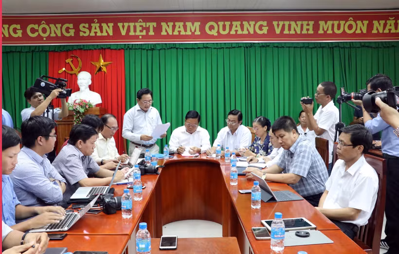 Đông đảo phóng viên các cơ quan thông tấn, báo chí đến đưa tin buổi họp báo. (Ảnh: Trung Hiếu/TTXVN)