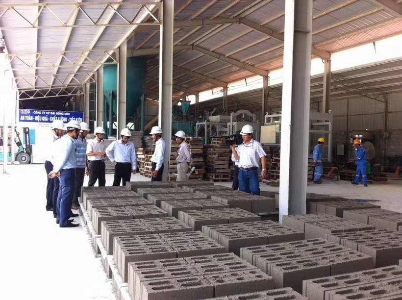 Sản xuất vật liệu xây dựng không nung tại Nhà máy của Công ty CP Đại Hồng Sơn, phường Kim Dinh, thành phố Bà Rịa. (Ảnh: TTXVN)