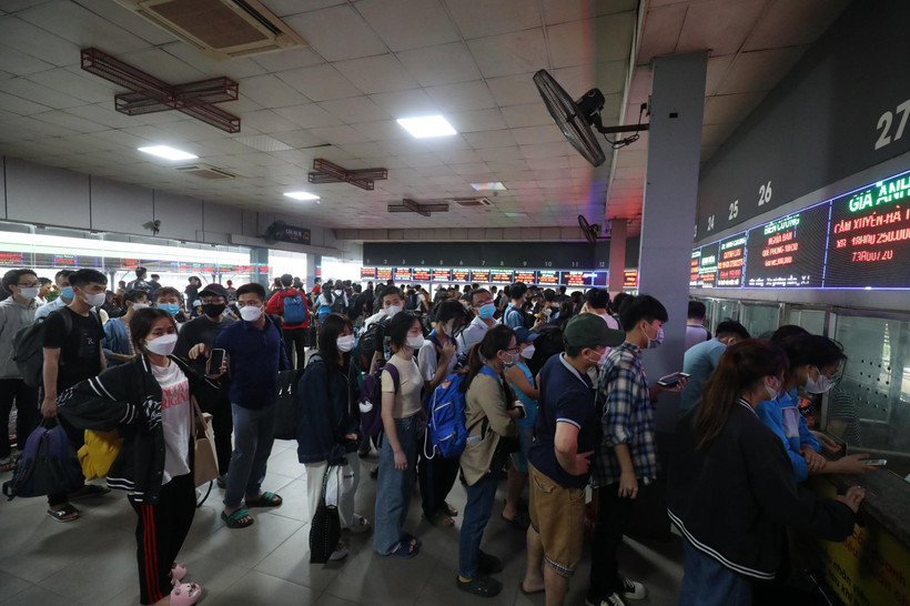 Hành khách xếp hàng dài mua vé xe khách tại bến xe Nước Ngầm, Hà Nội. (Ảnh: Việt Hùng/Vietnam+)