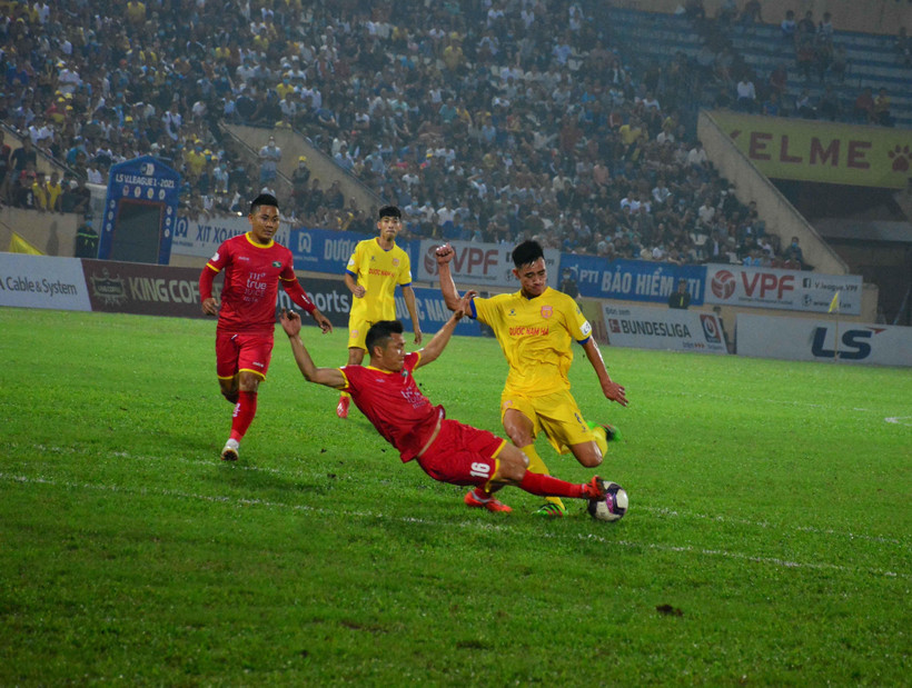 Trận đấu giữa đội Nam Định và Sông Lam Nghệ An. (Ảnh: Công Luật/TTXVN)