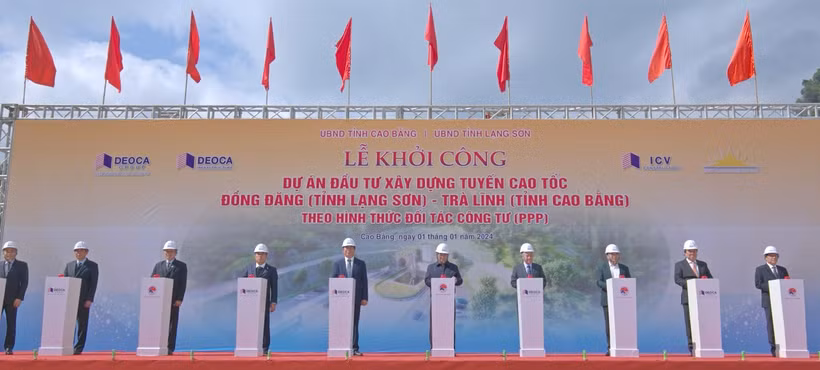 Thủ tướng Chính phủ Phạm Minh Chính cùng các đại biểu bấm nút phát lệnh khởi công Dự án đường Cao tốc Đồng Đăng-Trà Lĩnh. (Ảnh: Việt Hùng/Vietnam+)