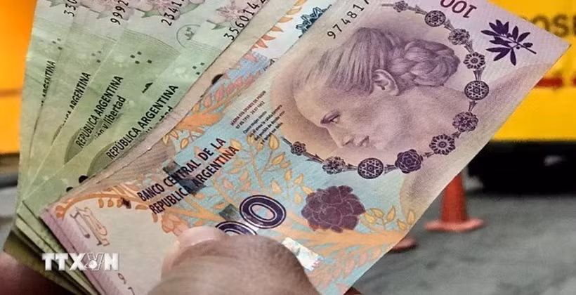 Đồng peso của Argentina tại một ngân hàng ở Buenos Aires. (Ảnh: Reuters/TTXVN)