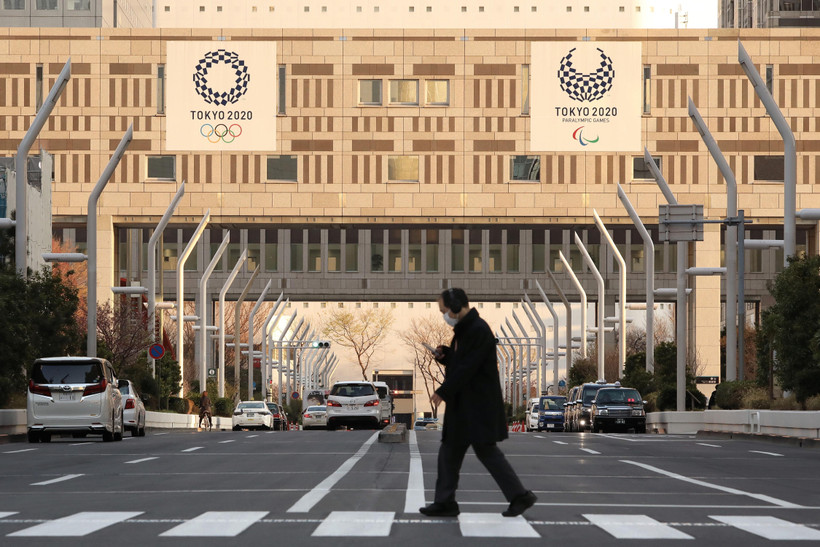 Người dân đeo khẩu trang để phòng tránh lây nhiễm COVID-19 khi di chuyển trên đường phố tại Tokyo, Nhật Bản ngày 25/3/2020. (Ảnh: THX/TTXVN)