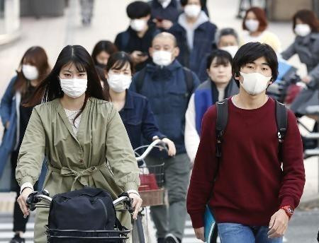 Người dân Nhật Bản đeo khẩu trang phòng dịch COVID-19 tại Fukuoka, Tây Nam Nhật Bản ngày 6/4/2020. (Ảnh: Kyodo/TTXVN)