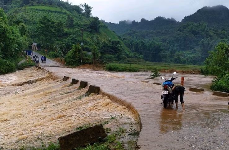 Mưa lớn và kéo dài nên nước dâng cao gây ngập ngầm tràn tại km 13+200. (Ảnh: Việt Hoàng/TTXVN)