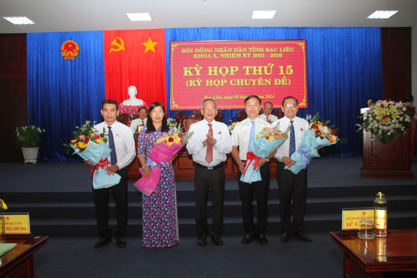 Bí thư Tỉnh ủy Bạc Liêu Lữ Văn Hùng tặng hoa chúc mừng 2 tân Phó Chủ tịch Ủy ban Nhân dân tỉnh Ngô Vũ Thăng (ngoài cũng bên phải) và Huỳnh Hữu Trí (thứ 2 từ phải sang). (Ảnh: Chanh Đa/TTXVN)