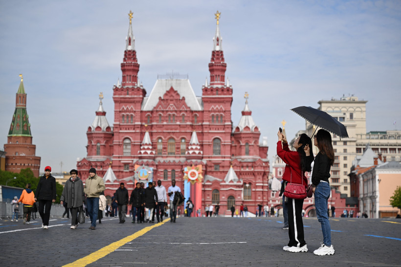 Khách du lịch tham quan Quảng trường Đỏ tại thủ đô Moskva, Nga, ngày 11/5/2023. (Ảnh: AFP/TTXVN)