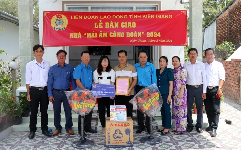 Công đoàn ngành Giáo dục Kiên Giang trao biển “Mái ấm Công đoàn” cho đoàn viên. (Ảnh: Lê Huy Hải/TTXVN)