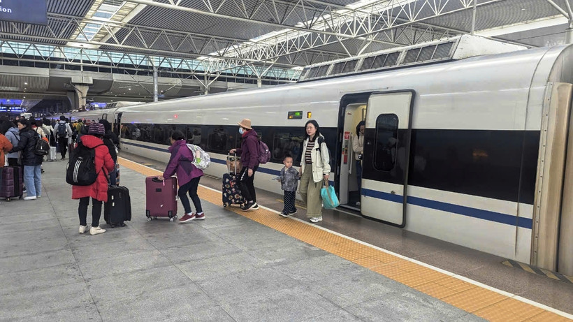 Hành khách xuống tàu tại một tuyến đường sắt tốc độ cao ở Trung Quốc. (Ảnh: Việt Hùng/Vietnam+)